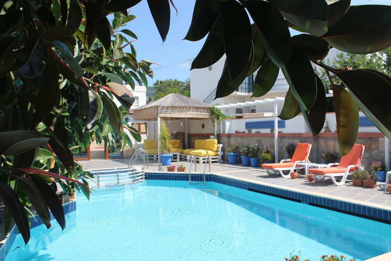 Buitenzwembad met ligbedden — Oya Boutique Hotel & Suites