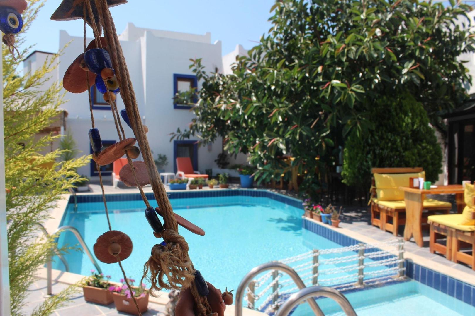 Zwembad omringd door palmbomen — Oya Boutique Hotel & Suites