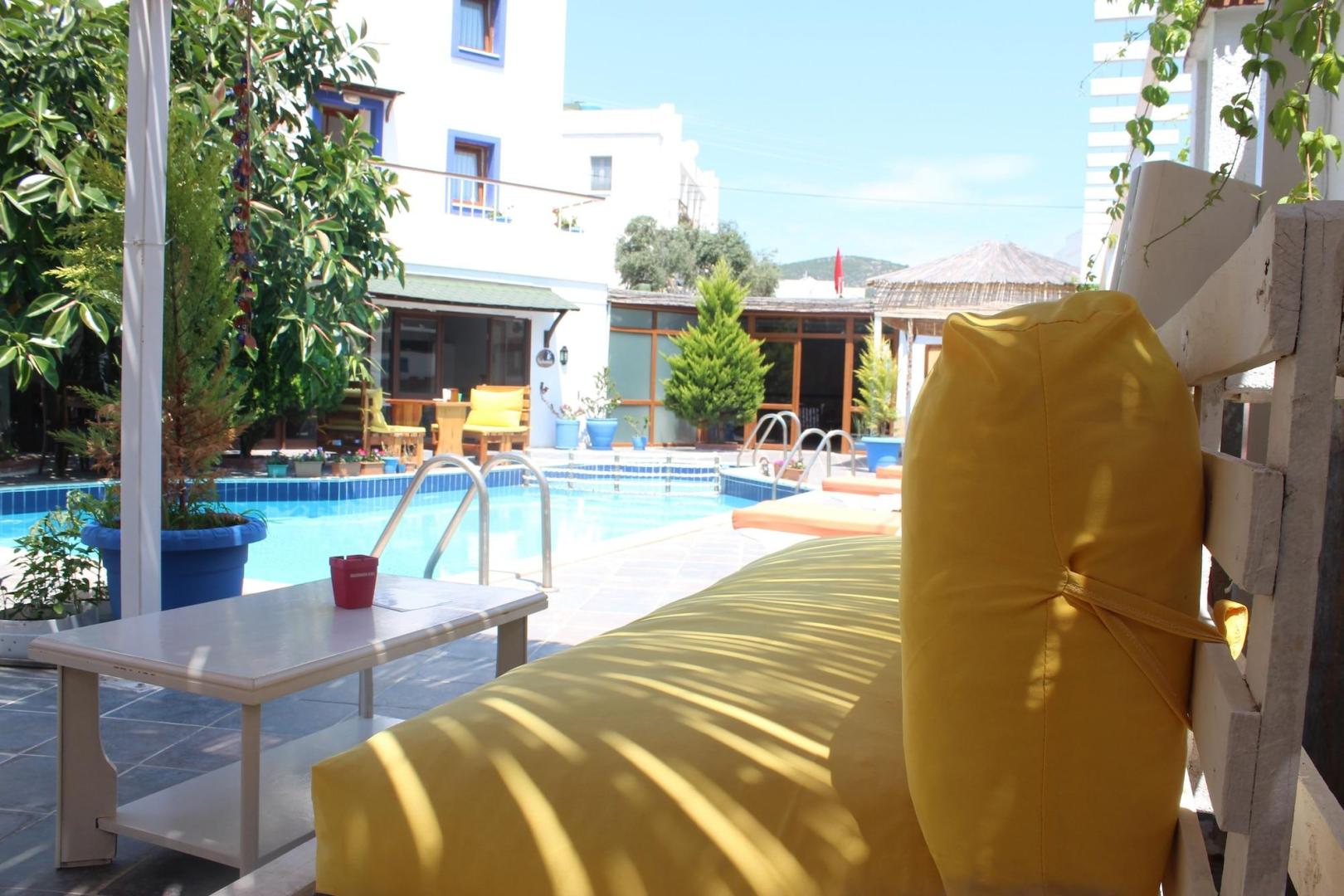 Zwembad omringd door palmbomen — Oya Boutique Hotel & Suites