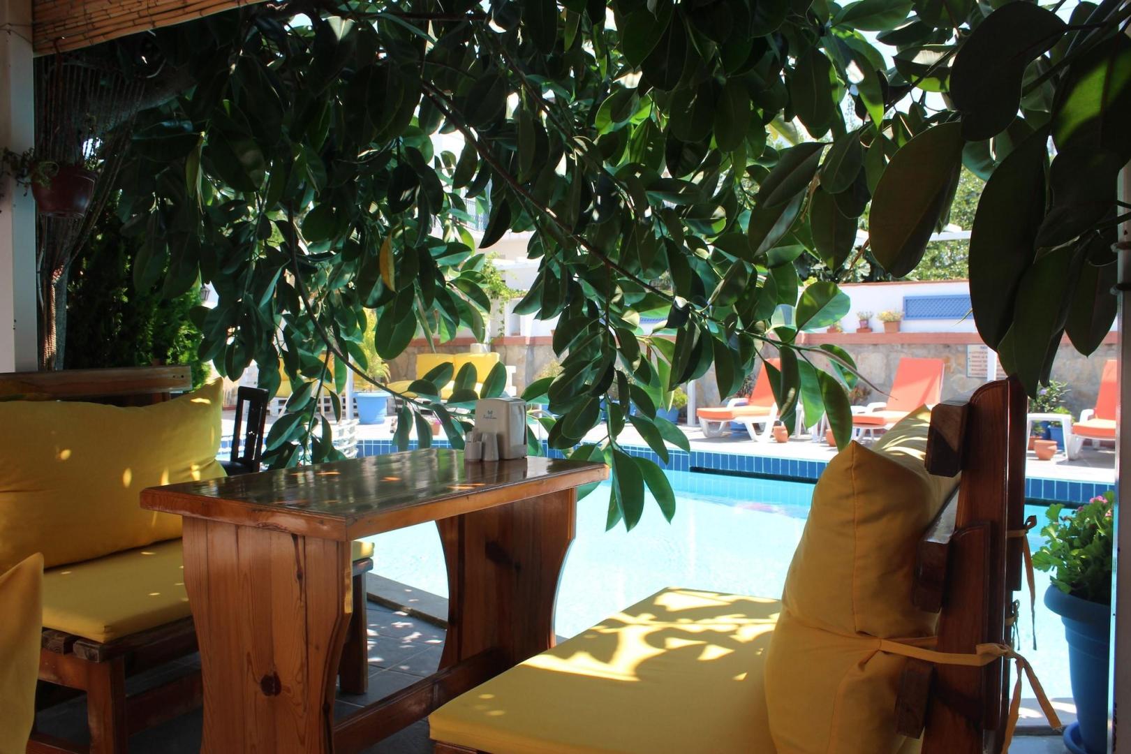 Restaurantterras buiten — Oya Boutique Hotel & Suites