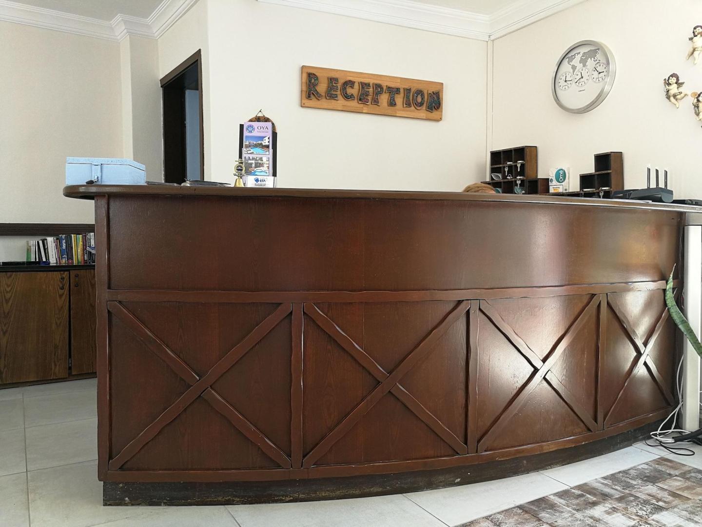 Lobby met receptie — Oya Boutique Hotel & Suites