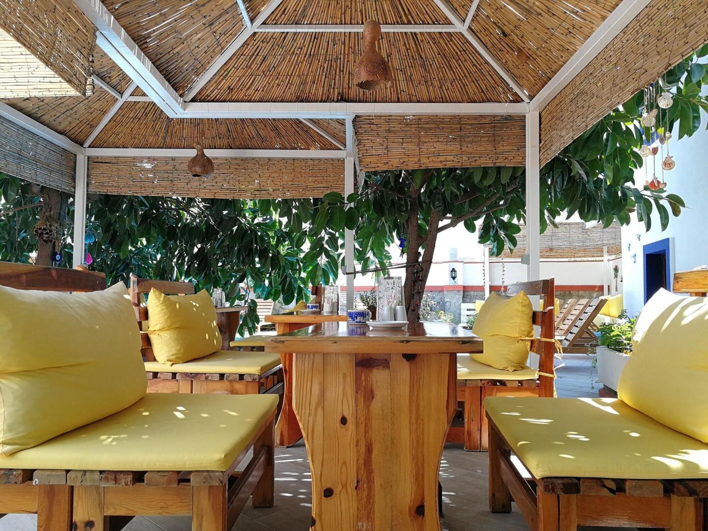 Restaurantterras buiten — Oya Boutique Hotel & Suites