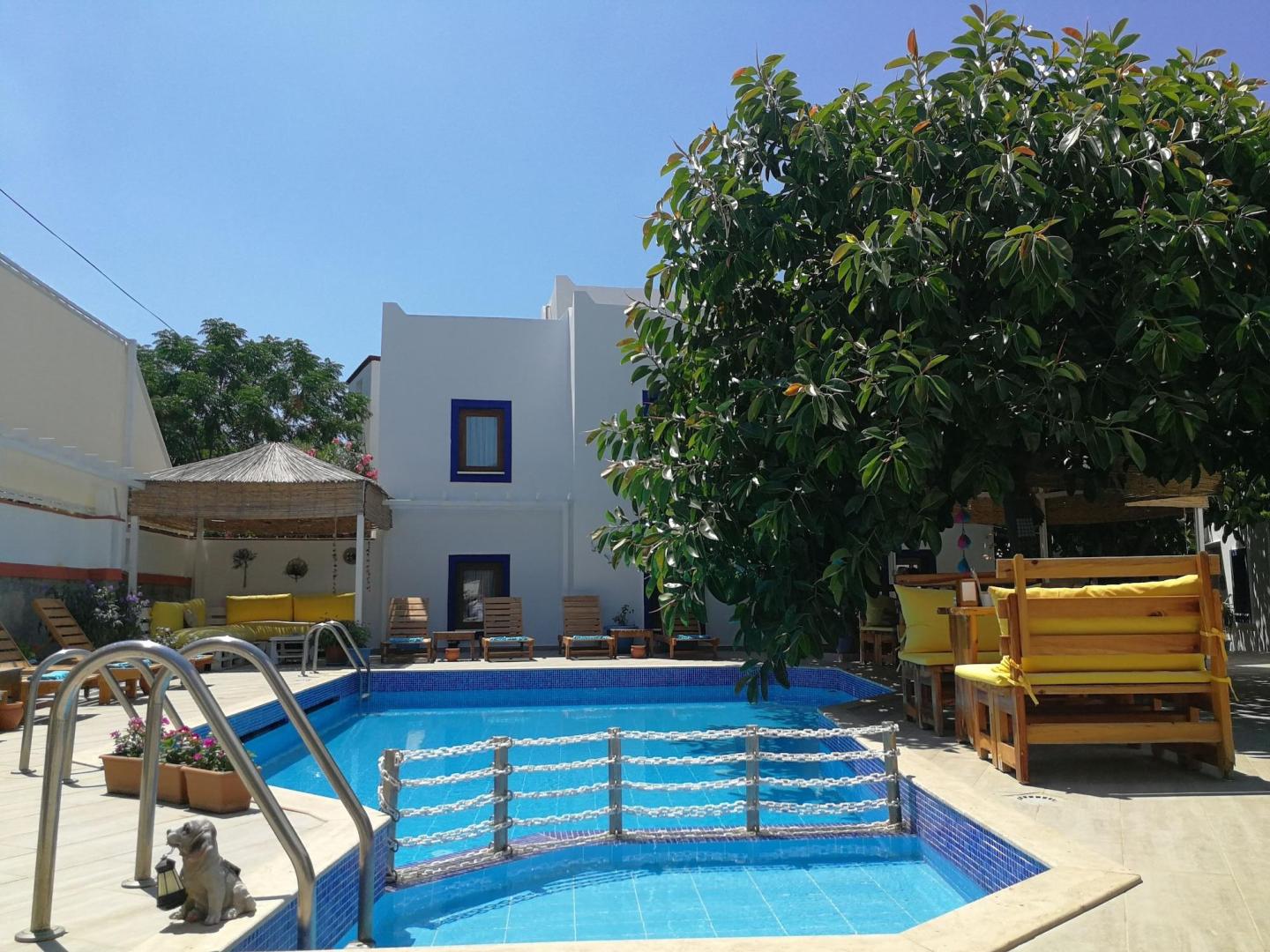 Zwembad omringd door palmbomen — Oya Boutique Hotel & Suites
