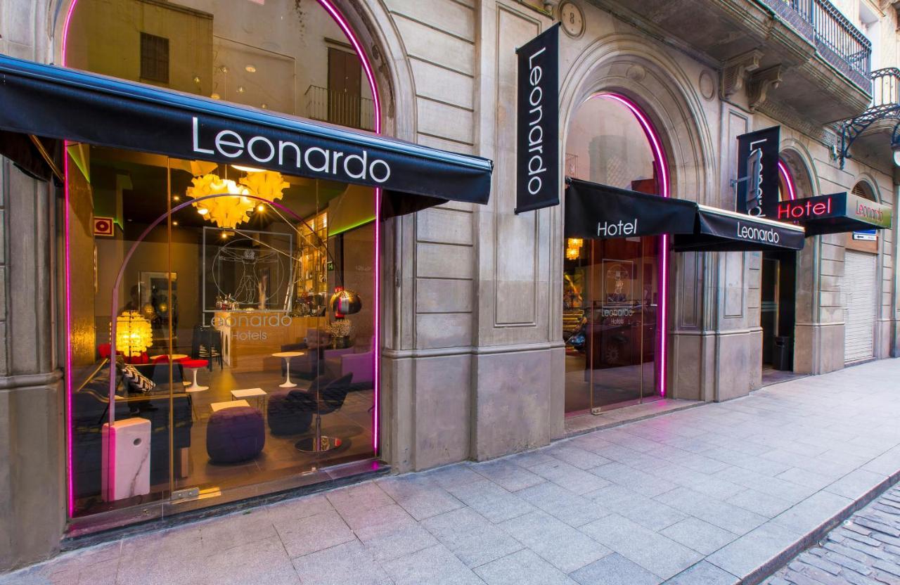 een winkelpui met een uithangbord voor Le Corriento op een gebouw bij Leonardo Hotel Barcelona Las Ramblas in Barcelona