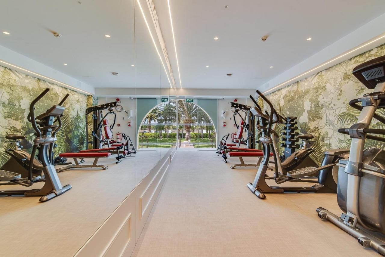 een sportschool met loopbanden en crosstrainers bij Palm Oasis Maspalomas in Maspalomas