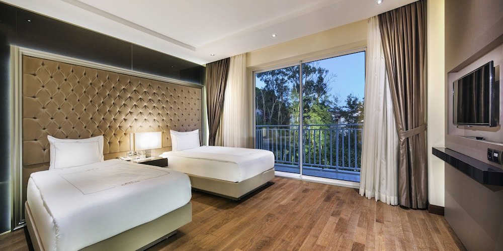 Bellis Deluxe Hotel image 1