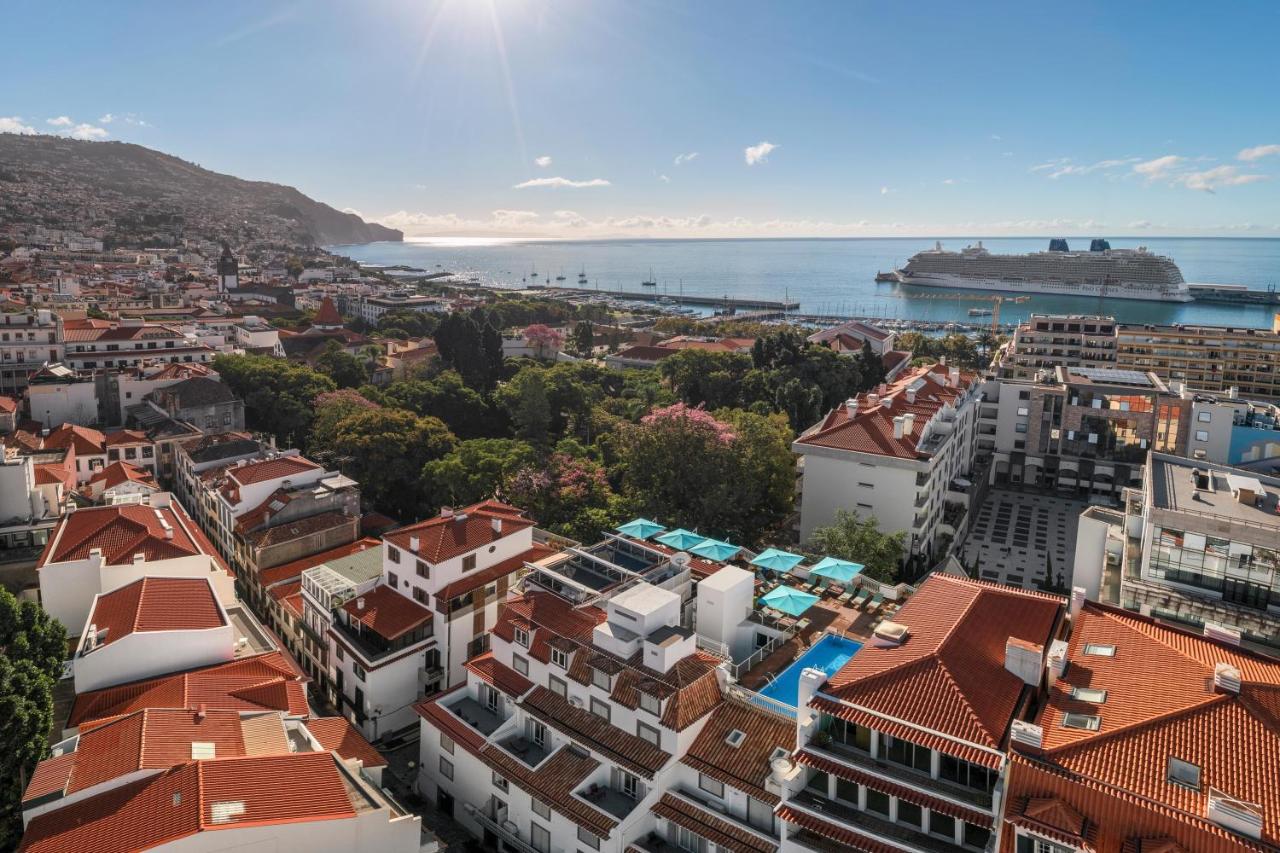 een uitzicht op een stad met een cruiseschip op het water bij Hotel Madeira in Funchal
