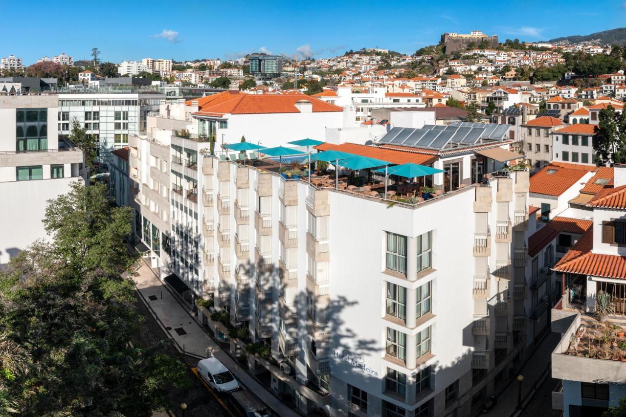een luchtfoto van een stad met gebouwen bij Hotel Madeira in Funchal