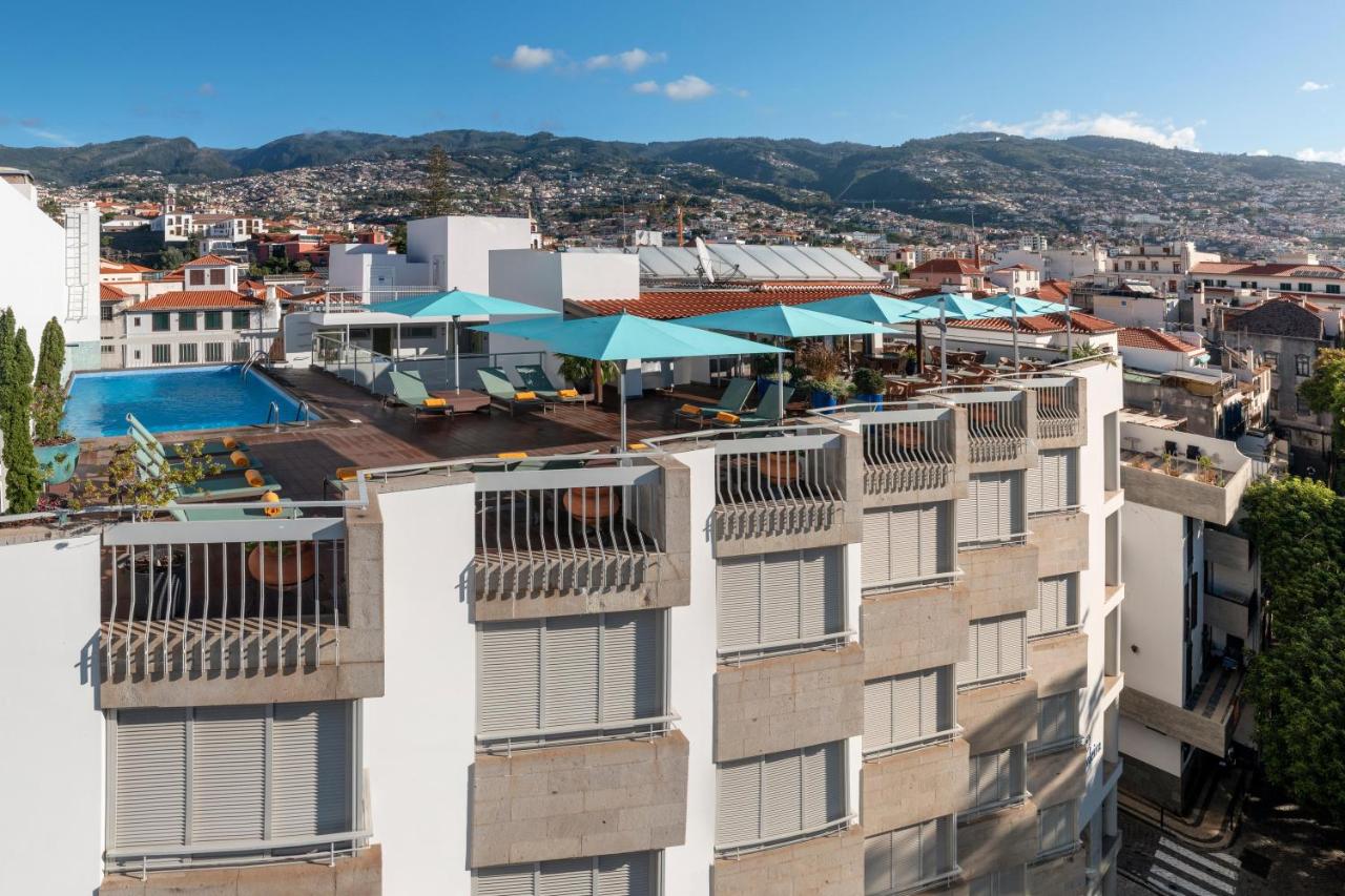 een luchtfoto van een gebouw met een zwembad bij Hotel Madeira in Funchal