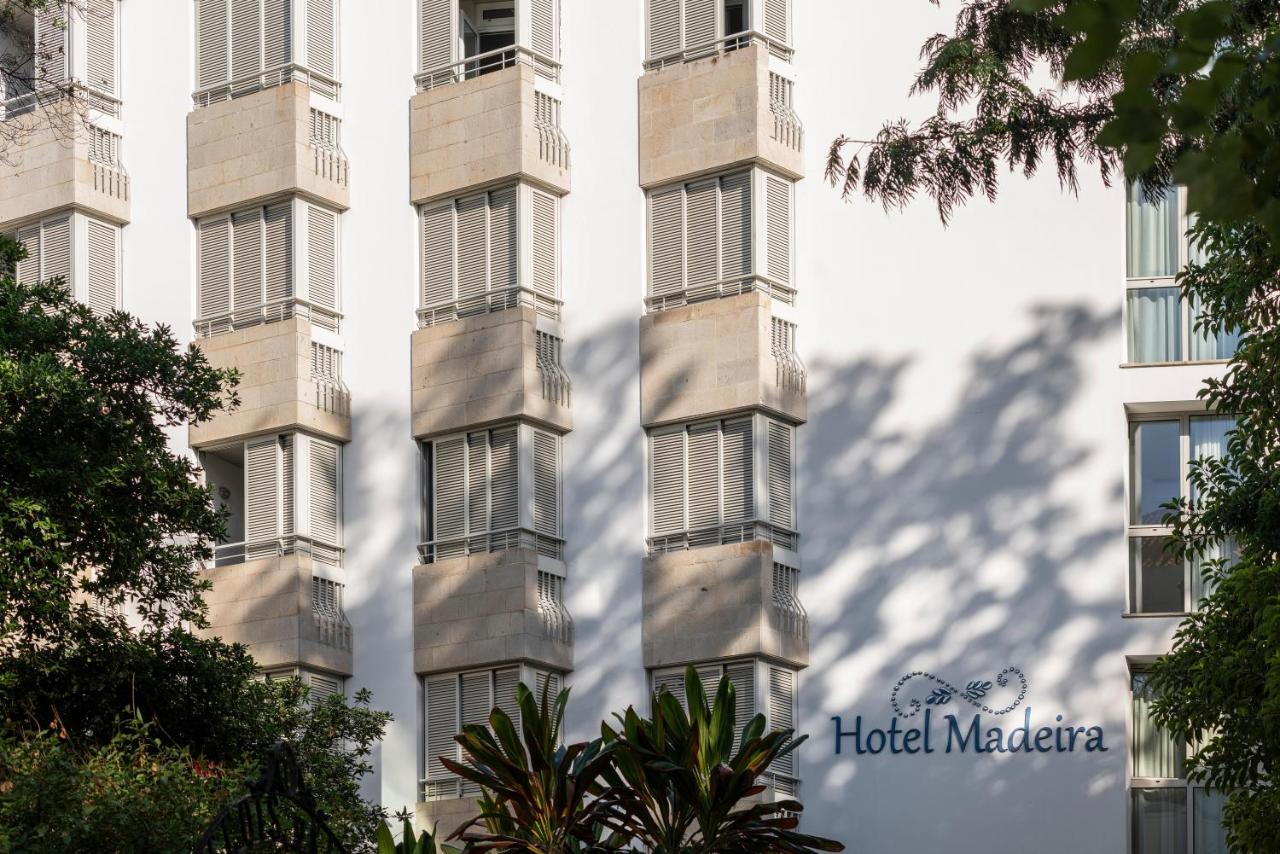 een gebouw met balkons aan de zijkant bij Hotel Madeira in Funchal