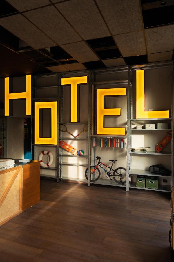 een kamer met gele lichten en fietsen aan de muur bij Re Versiliana Hotel in Marina di Pietrasanta