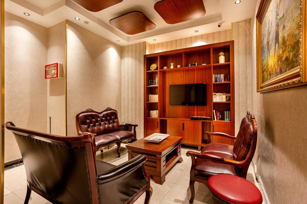 een woonkamer met leren fauteuils en een televisie bij The central hotel in Istanbul