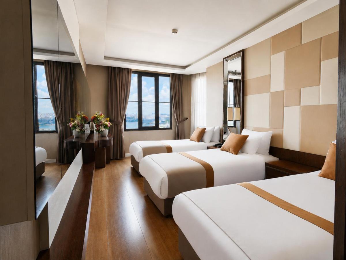 een hotelkamer met drie bedden en een bank bij The Biancho Hotel Pera in Istanbul