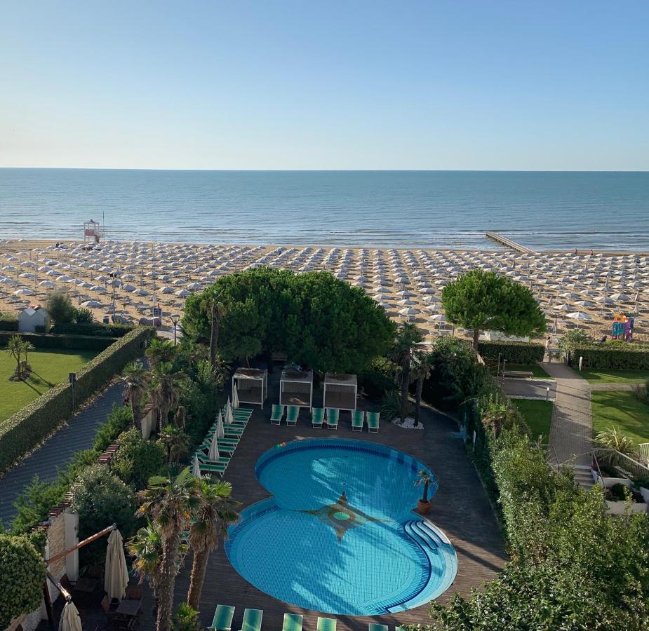 een bovenaanzicht van een zwembad en het strand bij Park Hotel Cellini in Lido di Jesolo