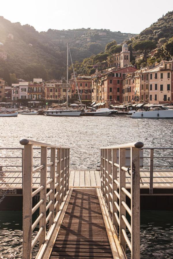een aanlegsteiger in een waterlichaam met boten bij Eight Hotel Portofino in Portofino