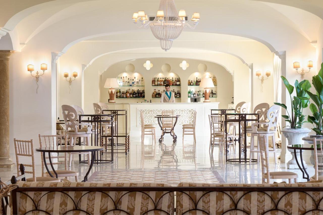 een kamer met tafels en stoelen en een bar bij Almar Giardino di Costanza Mazara del Vallo Resort & Spa in Mazara del Va