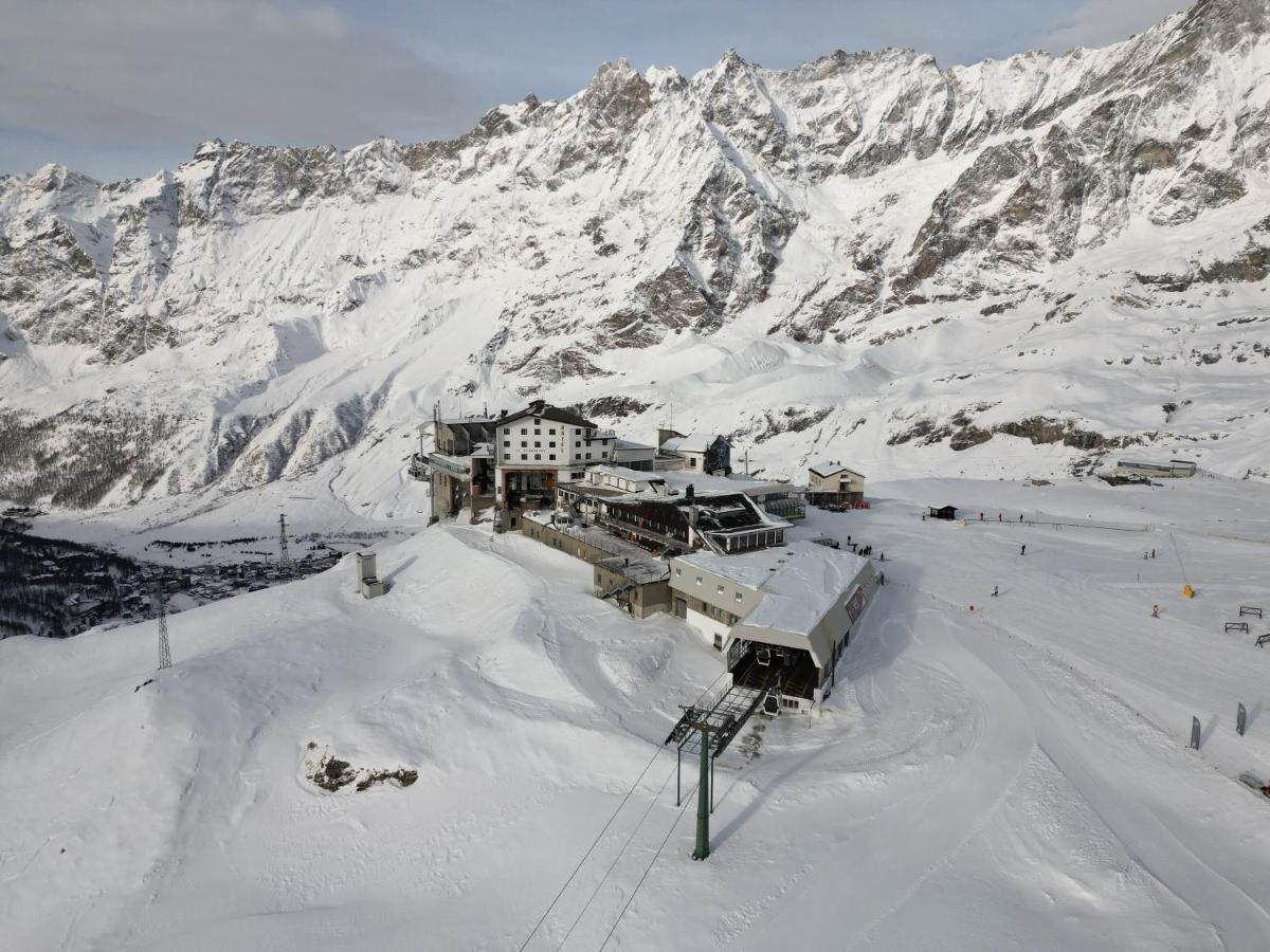 een skihut in de sneeuw met uitzicht op de bergen bij Hotel lo Stambecco in Breuil-Cervinia
