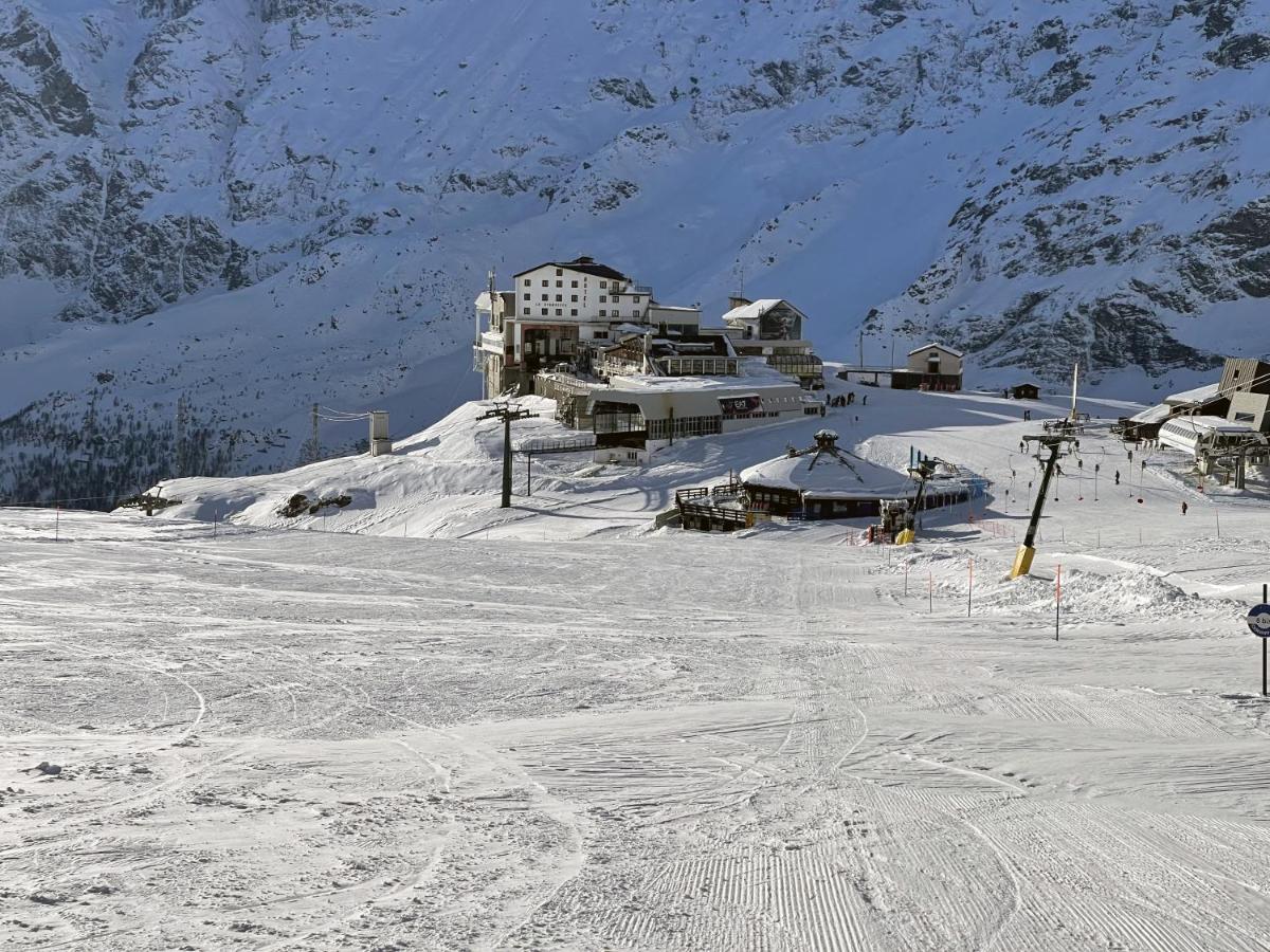 een skihut op een besneeuwde berg met een skipiste bij Hotel lo Stambecco in Breuil-Cervinia