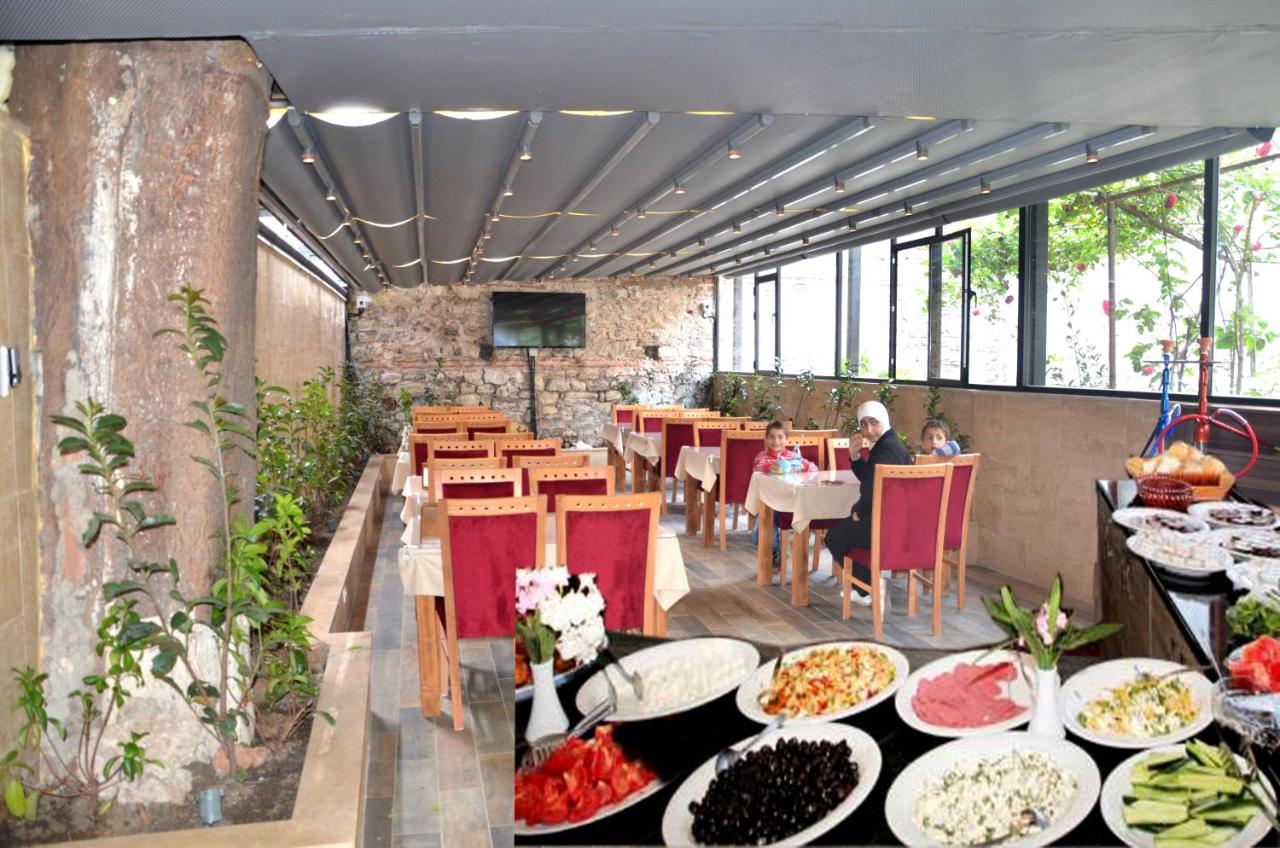 een restaurant met veel gerechten op de tafels bij Sun Comfort Hotel in Istanbul