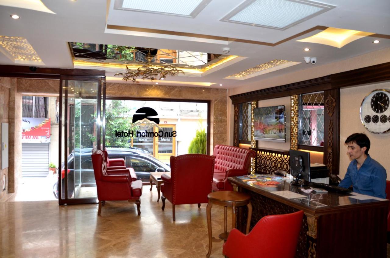 een man die aan een bureau in een restaurant zit bij Sun Comfort Hotel in Istanbul