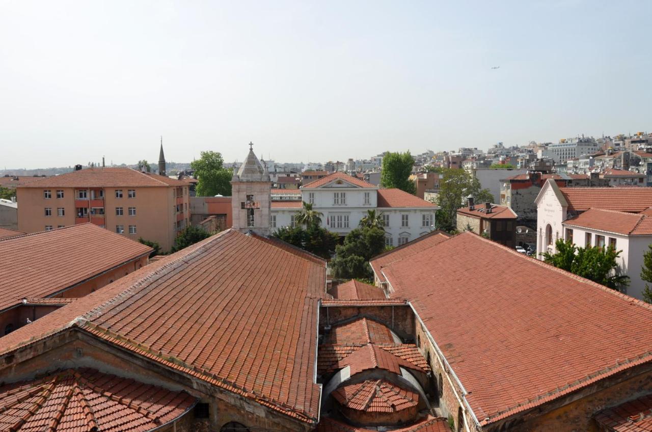 een bovenaanzicht van een stad met rode daken bij Sun Comfort Hotel in Istanbul