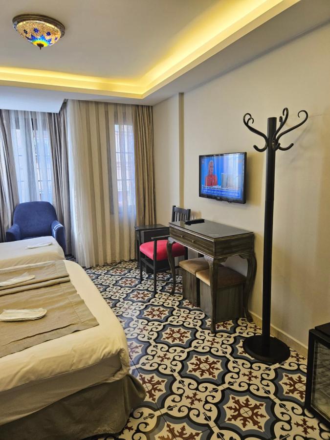 een hotelkamer met een bed, een bureau en een computer bij A Plus Residence in Istanbul