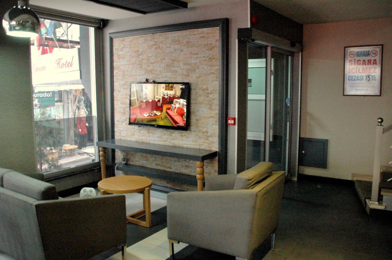 een wachtkamer met twee stoelen en een tafel bij Sinem Hotel & Old City in Istanbul +17 foto's