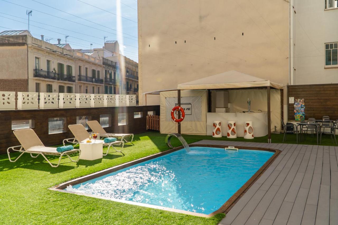 een zwembad op het dak van een gebouw bij Hotel Concordia Barcelona in Barcelona