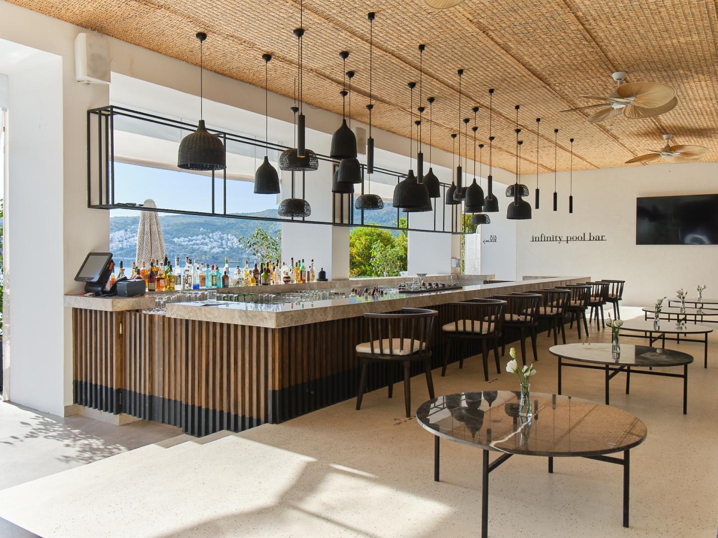 Bar met drankenselectie — Cape Bodrum Luxury Hotel & Beach
