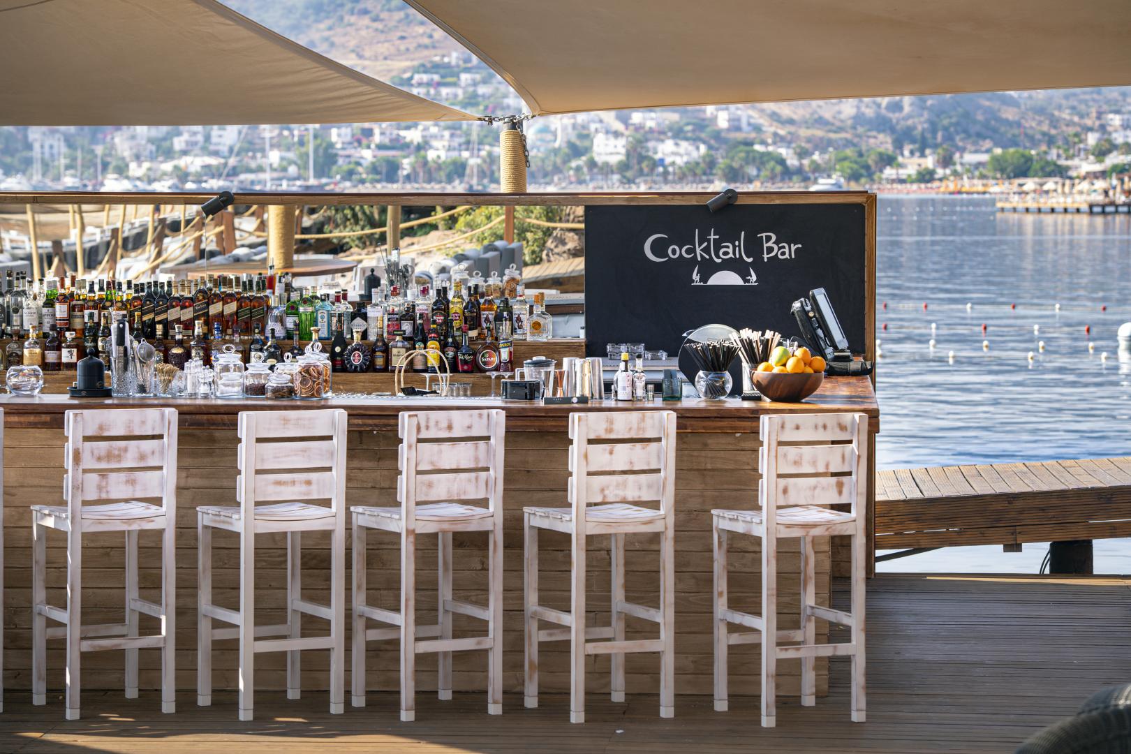Bar met drankenselectie — Cape Bodrum Luxury Hotel & Beach
