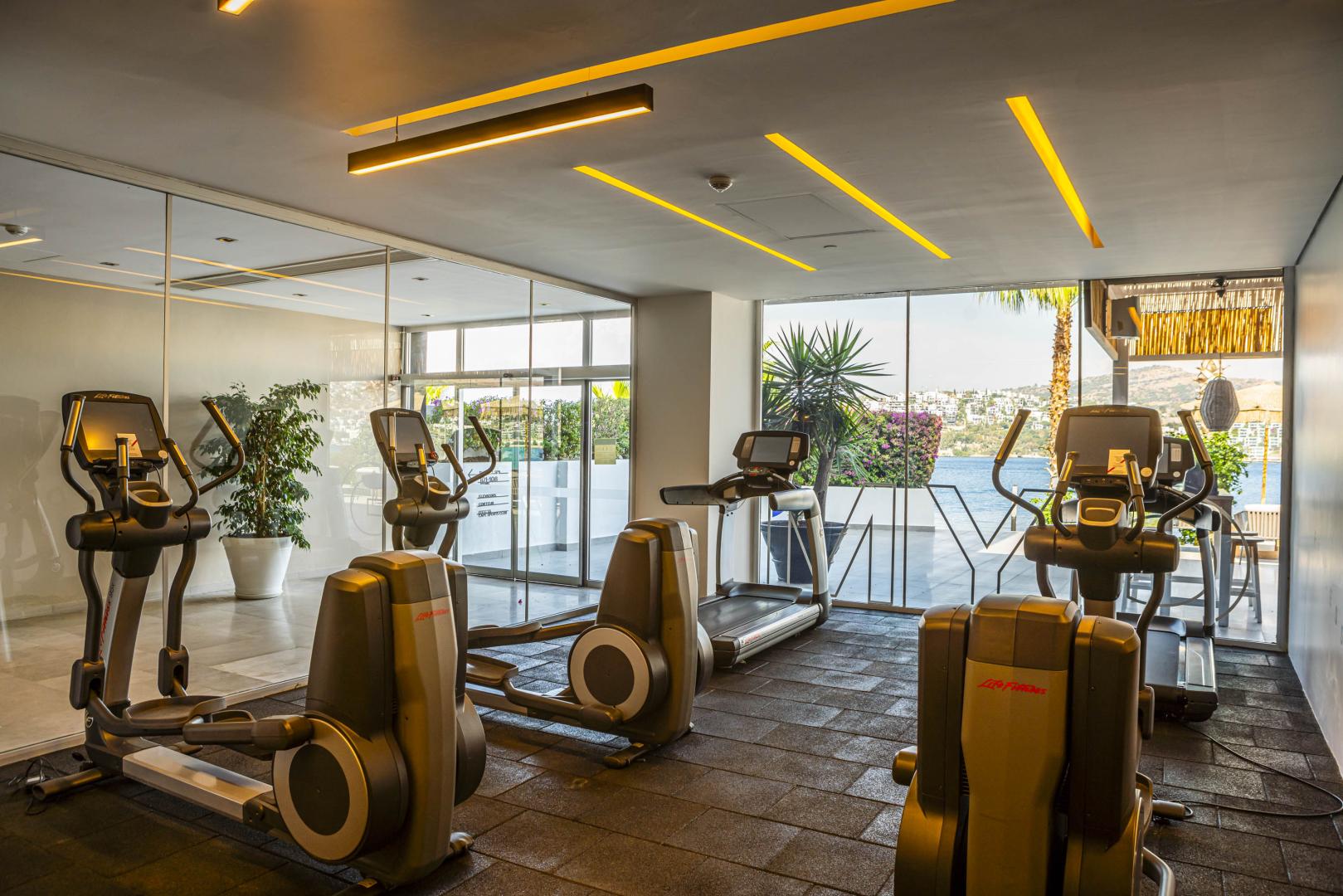Fitnessruimte met cardio-apparaten — Cape Bodrum Luxury Hotel & Beach