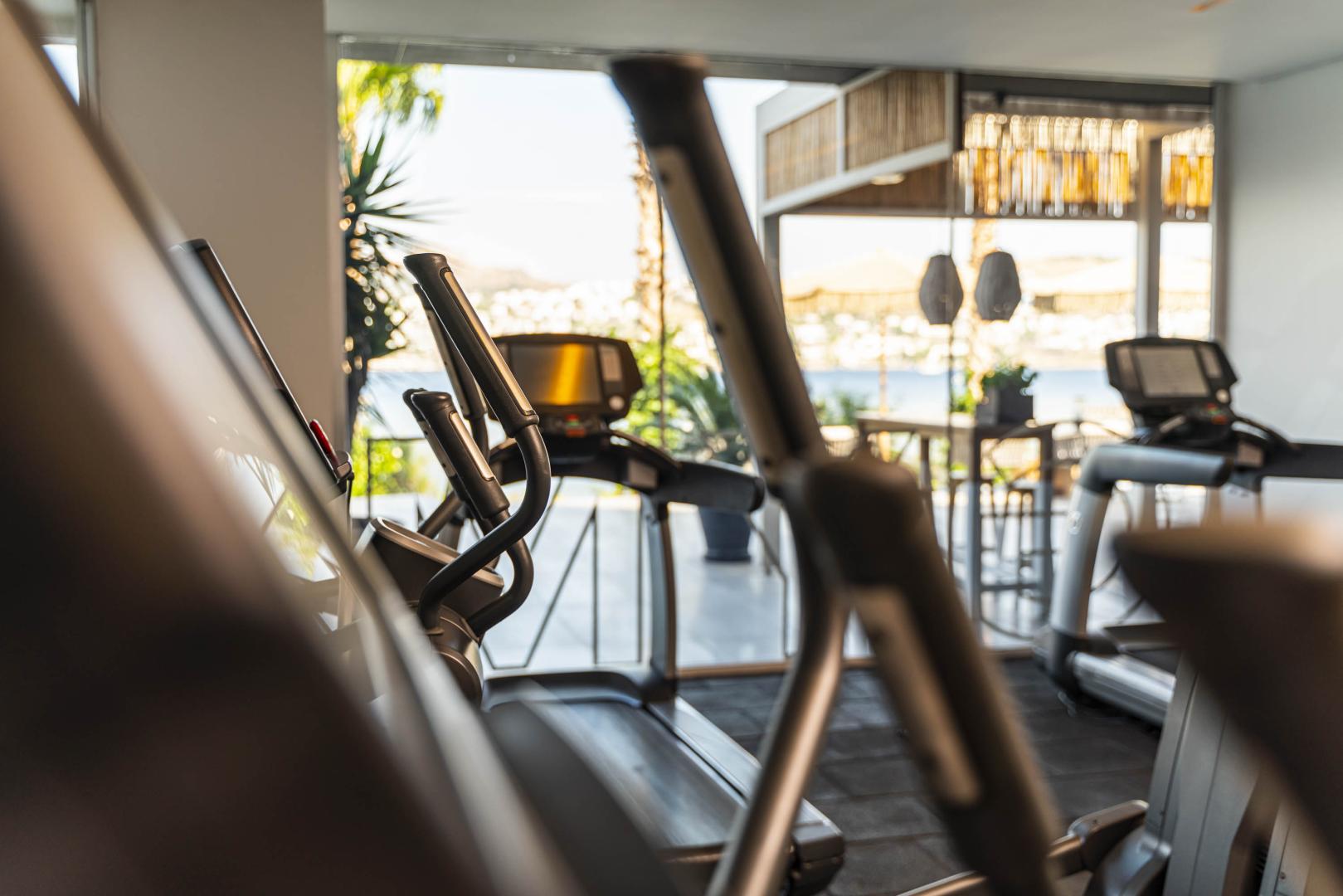 Fitnessruimte met cardio-apparaten — Cape Bodrum Luxury Hotel & Beach