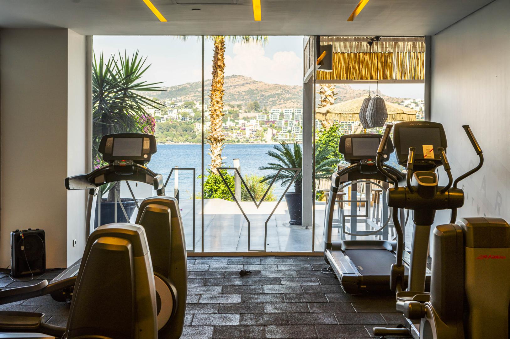 Fitnessruimte met cardio-apparaten — Cape Bodrum Luxury Hotel & Beach