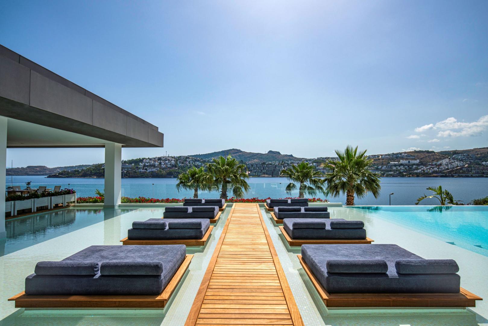 Infinity-zwembad met zeezicht — Cape Bodrum Luxury Hotel & Beach