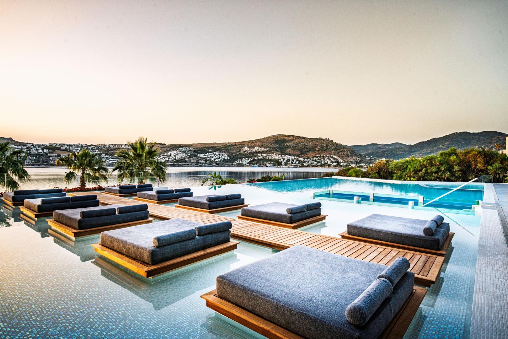 Infinity-zwembad met zeezicht — Cape Bodrum Luxury Hotel & Beach