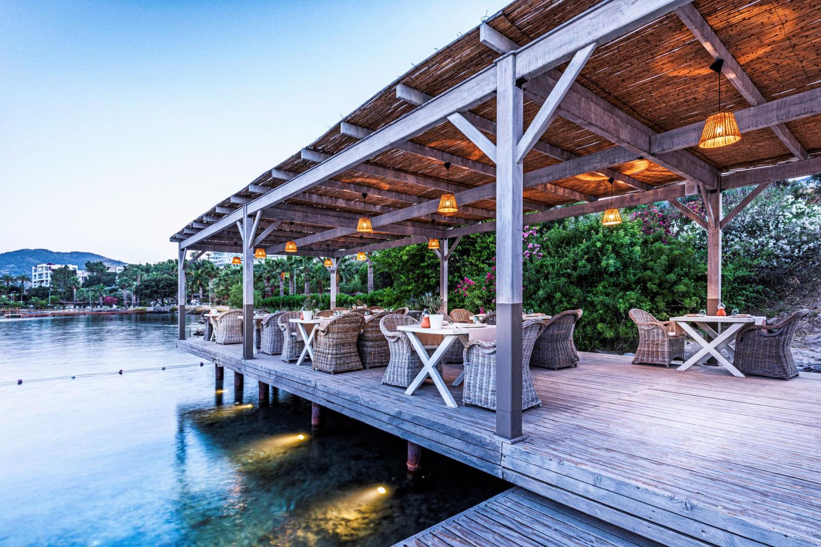 Buitenzwembad met ligbedden — Cape Bodrum Luxury Hotel & Beach