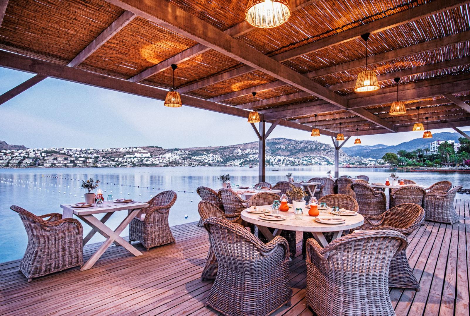 Restaurantterras buiten — Cape Bodrum Luxury Hotel & Beach