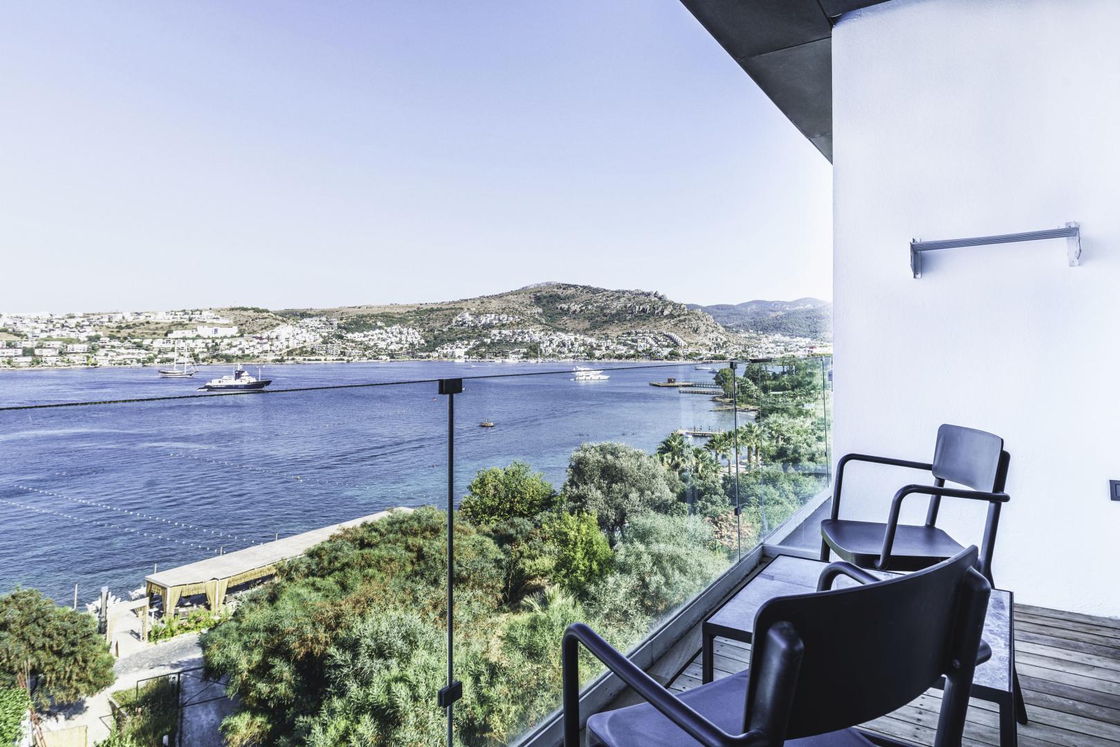 Zeezicht vanaf het balkon — Cape Bodrum Luxury Hotel & Beach