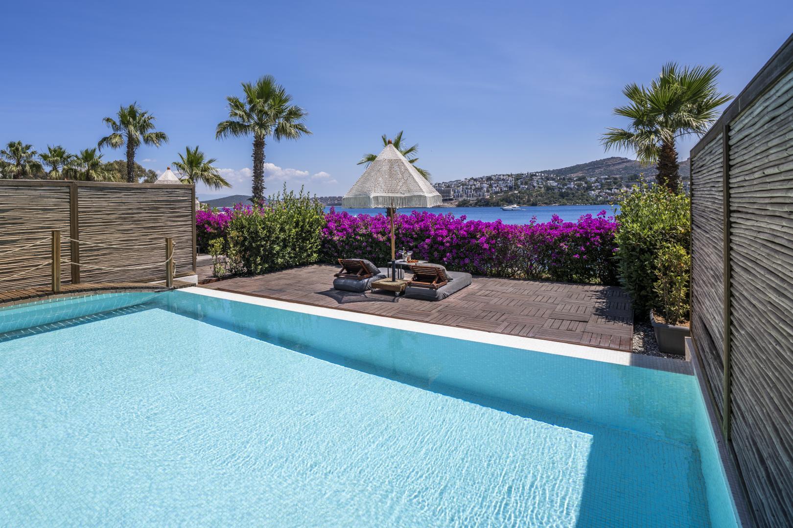 Buitenzwembad met ligbedden — Cape Bodrum Luxury Hotel & Beach