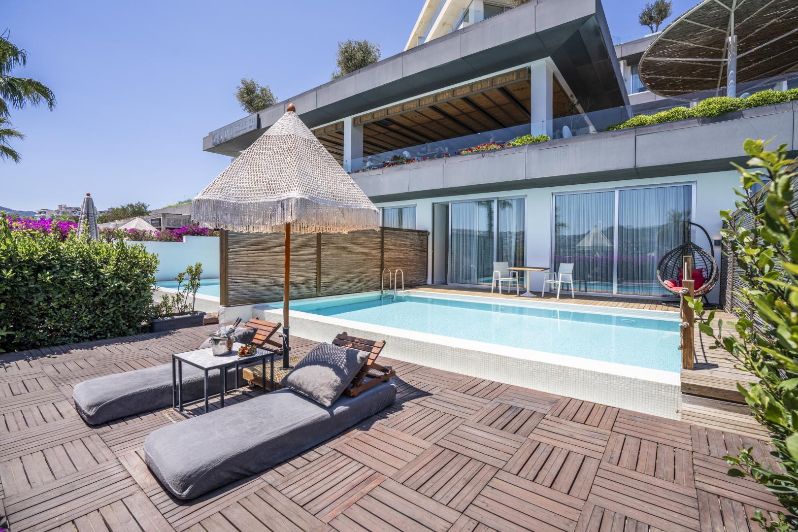 Buitenzwembad met ligbedden — Cape Bodrum Luxury Hotel & Beach