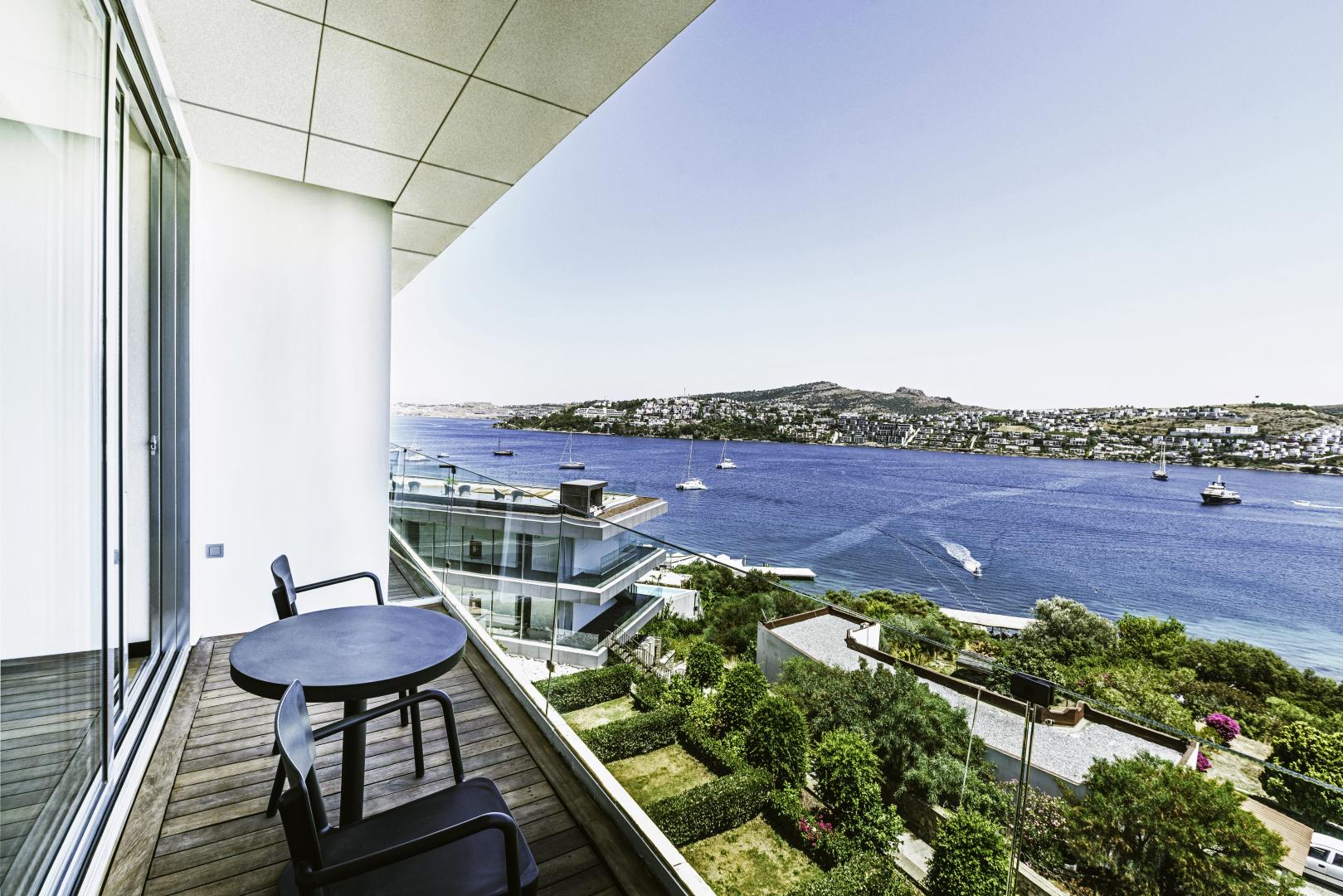 Zeezicht vanaf het balkon — Cape Bodrum Luxury Hotel & Beach