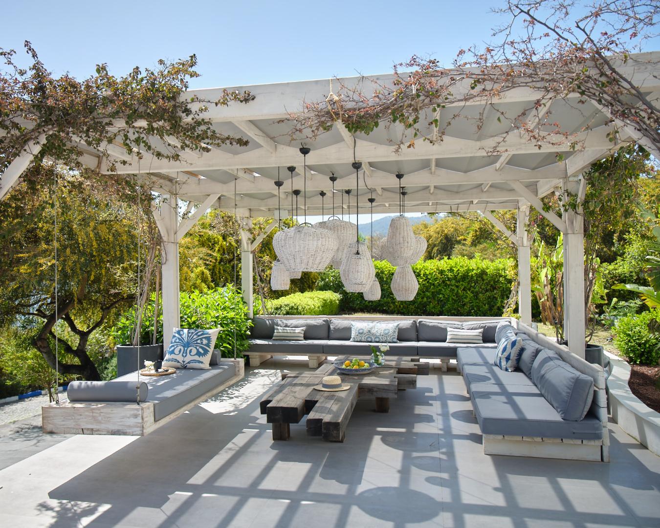 Zwembad omringd door palmbomen — Cape Bodrum Luxury Hotel & Beach