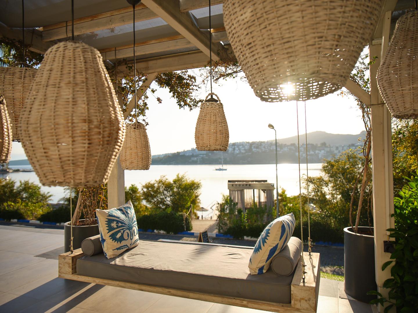 Buitenzwembad met ligbedden — Cape Bodrum Luxury Hotel & Beach