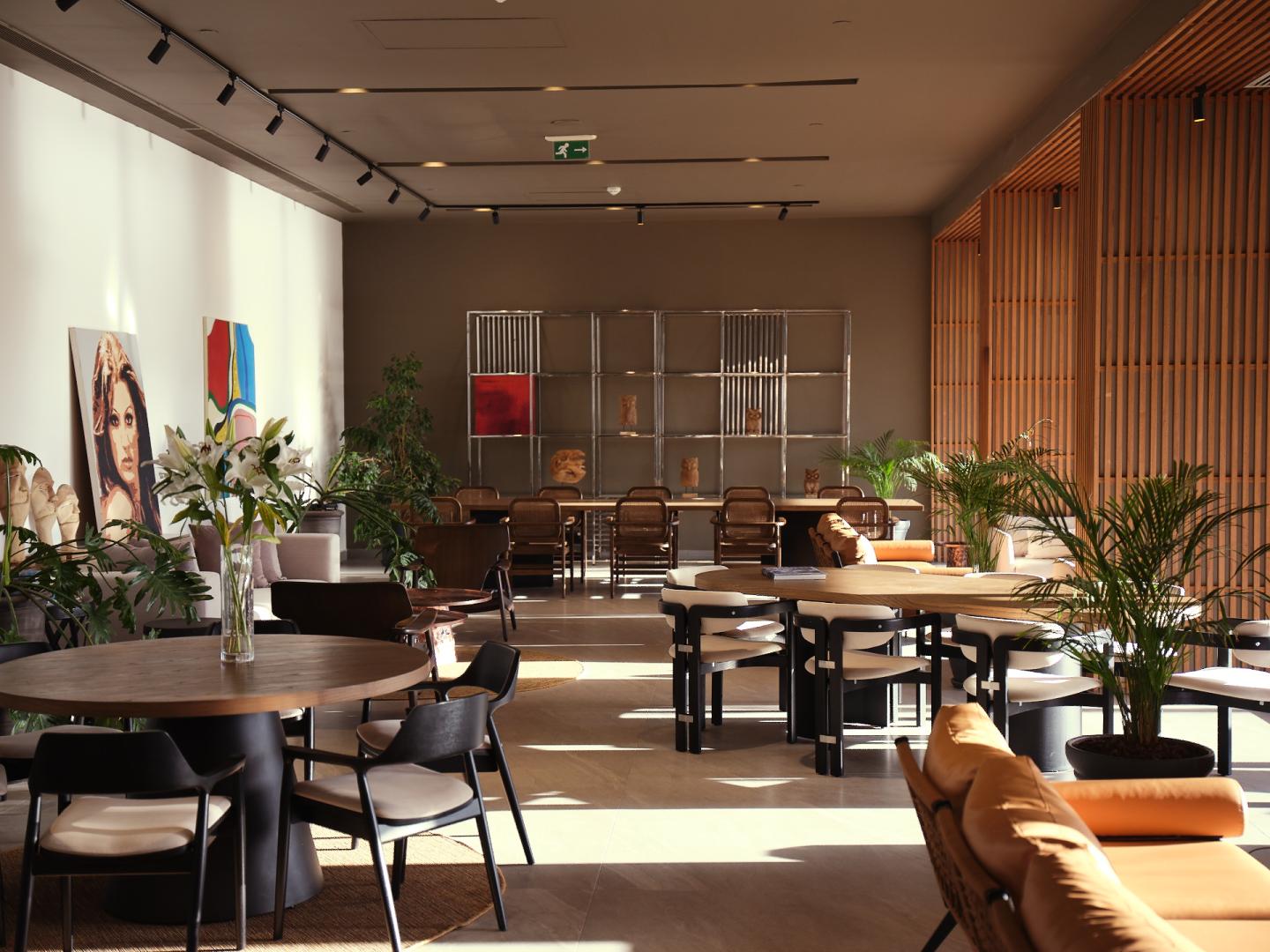 Restaurant met gedekte tafels — Cape Bodrum Luxury Hotel & Beach