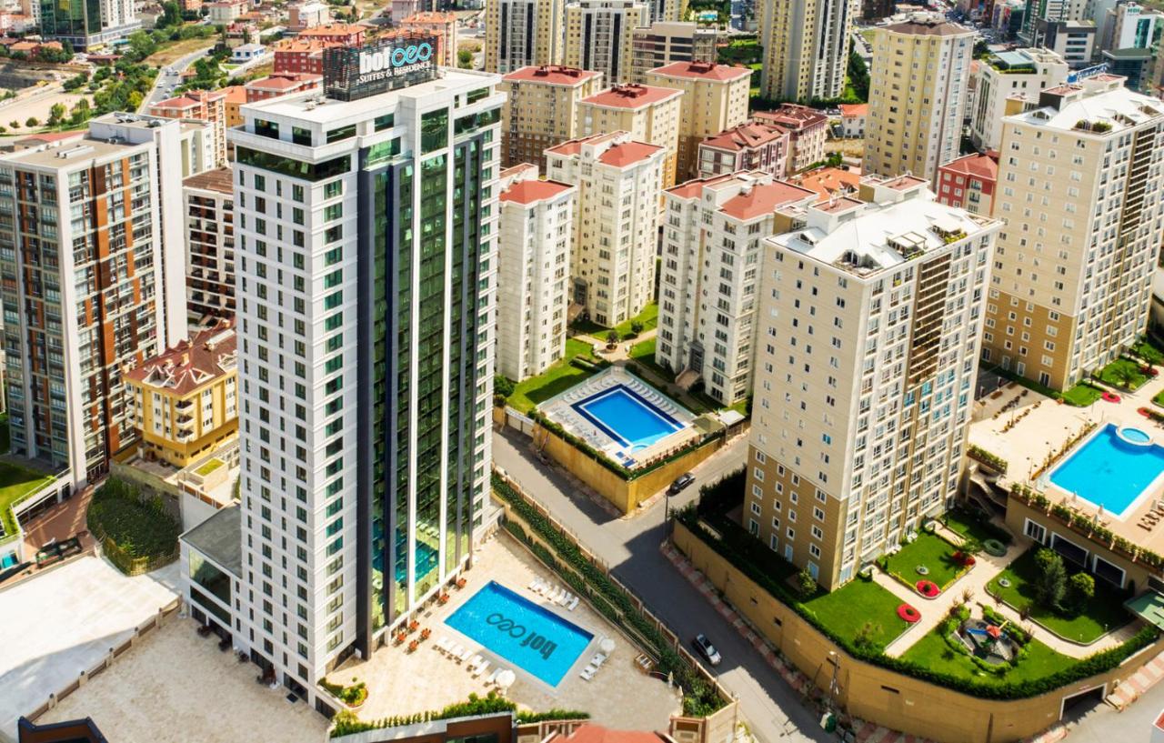 een luchtfoto van een stad met hoge gebouwen bij Bof Hotels Ceo Suites Atasehir in Istanbul