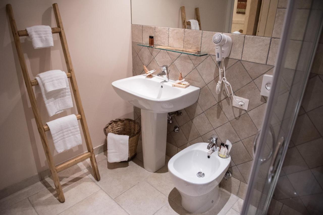 een badkamer met een wastafel, een toilet en een douche bij Relais Tenuta Campì in Martano