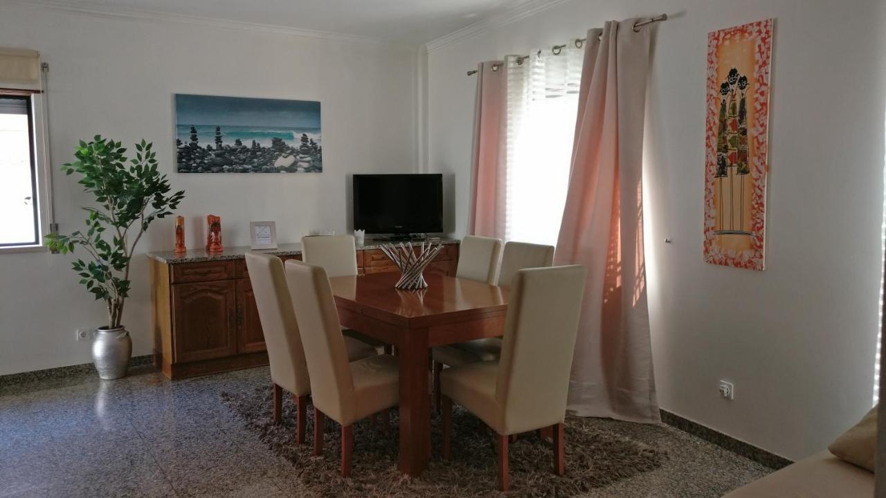 een eetkamer met een houten tafel en stoelen bij Ericeira Beach Haven in Ericeira