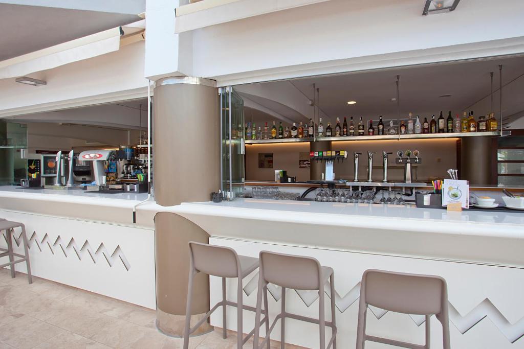 FERGUS Bermudas image 3