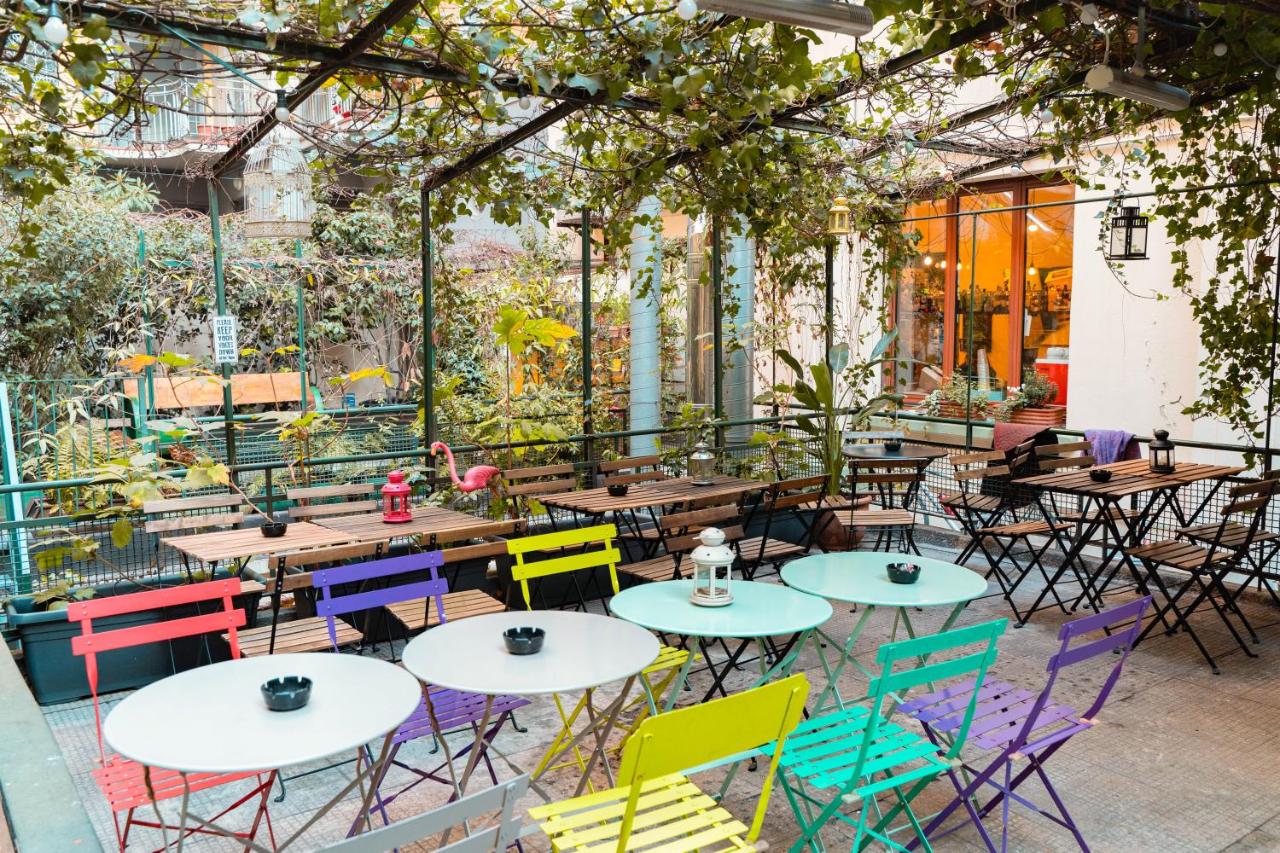 een terras met tafels en stoelen in een tuin bij Ostello Bello Milano Centrale in Milaan