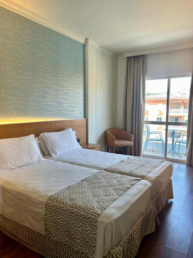 een hotelkamer met een bed en een balkon bij Hotel Santa Rosa in Torrox Costa